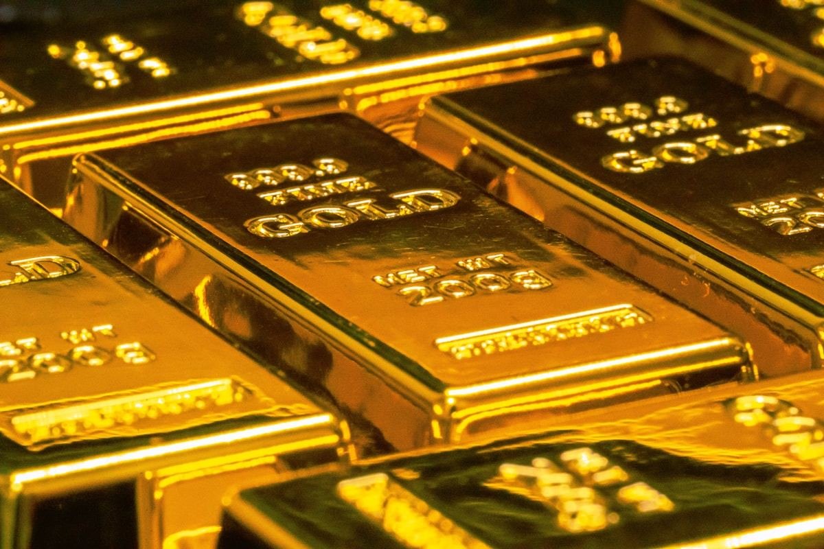 Gran cantidad de lingotes de oro apilados como reservas