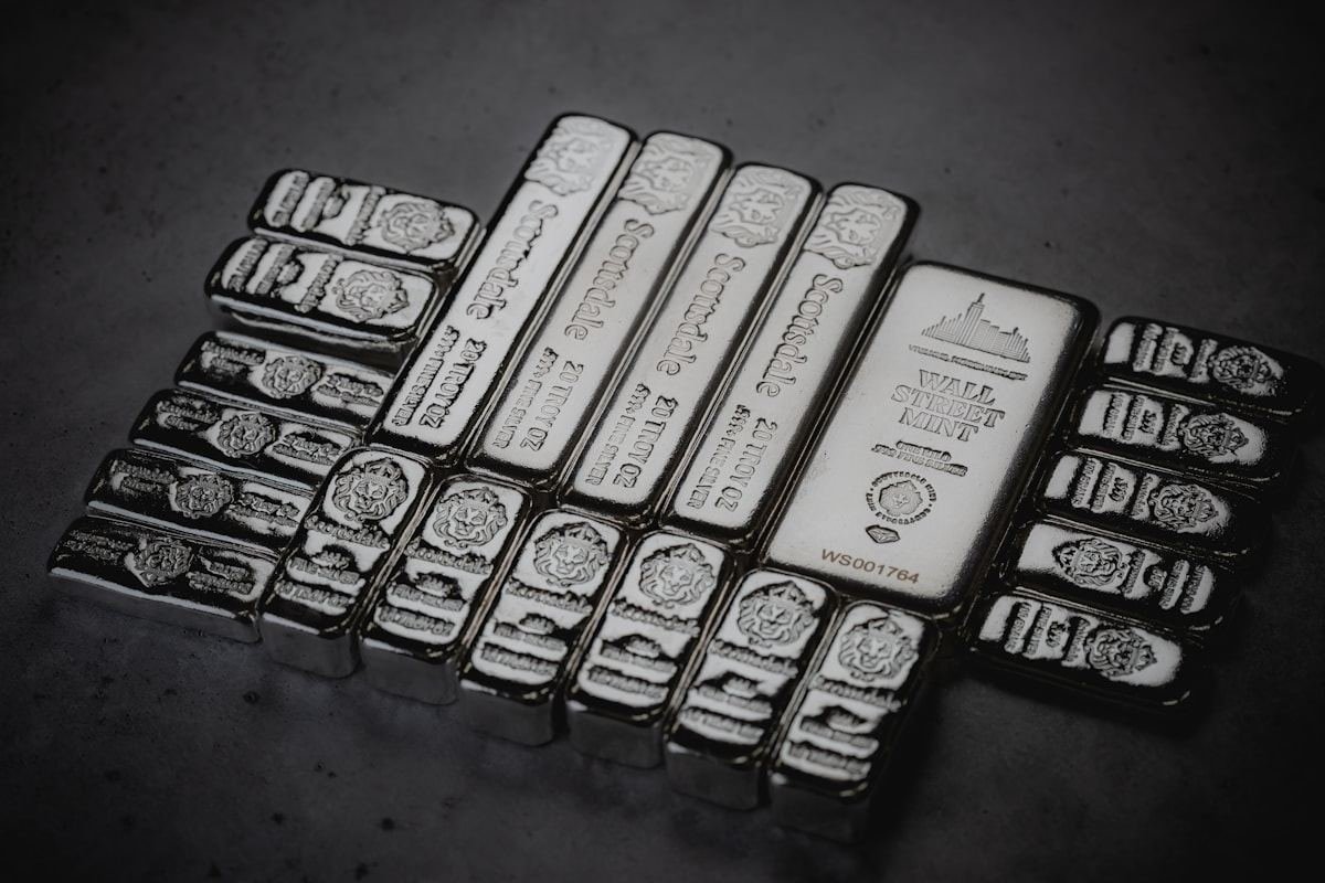 Lingotes de plata apilados sobre una mesa
